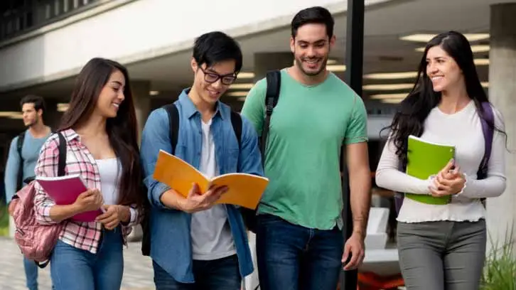 photo-college-kids-726x408