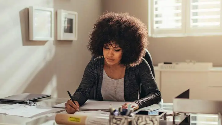 photo-working-at-desk-726X408